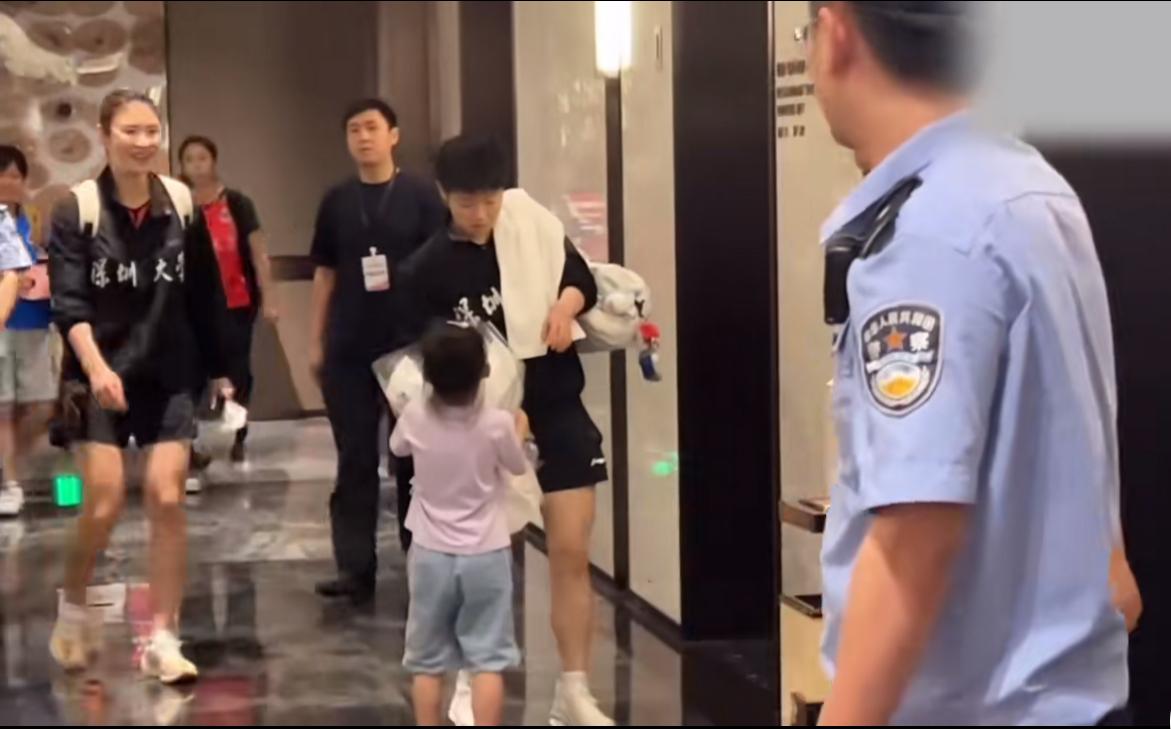 两个都是可爱的孩子[比心][比心][比心][比心][比心]