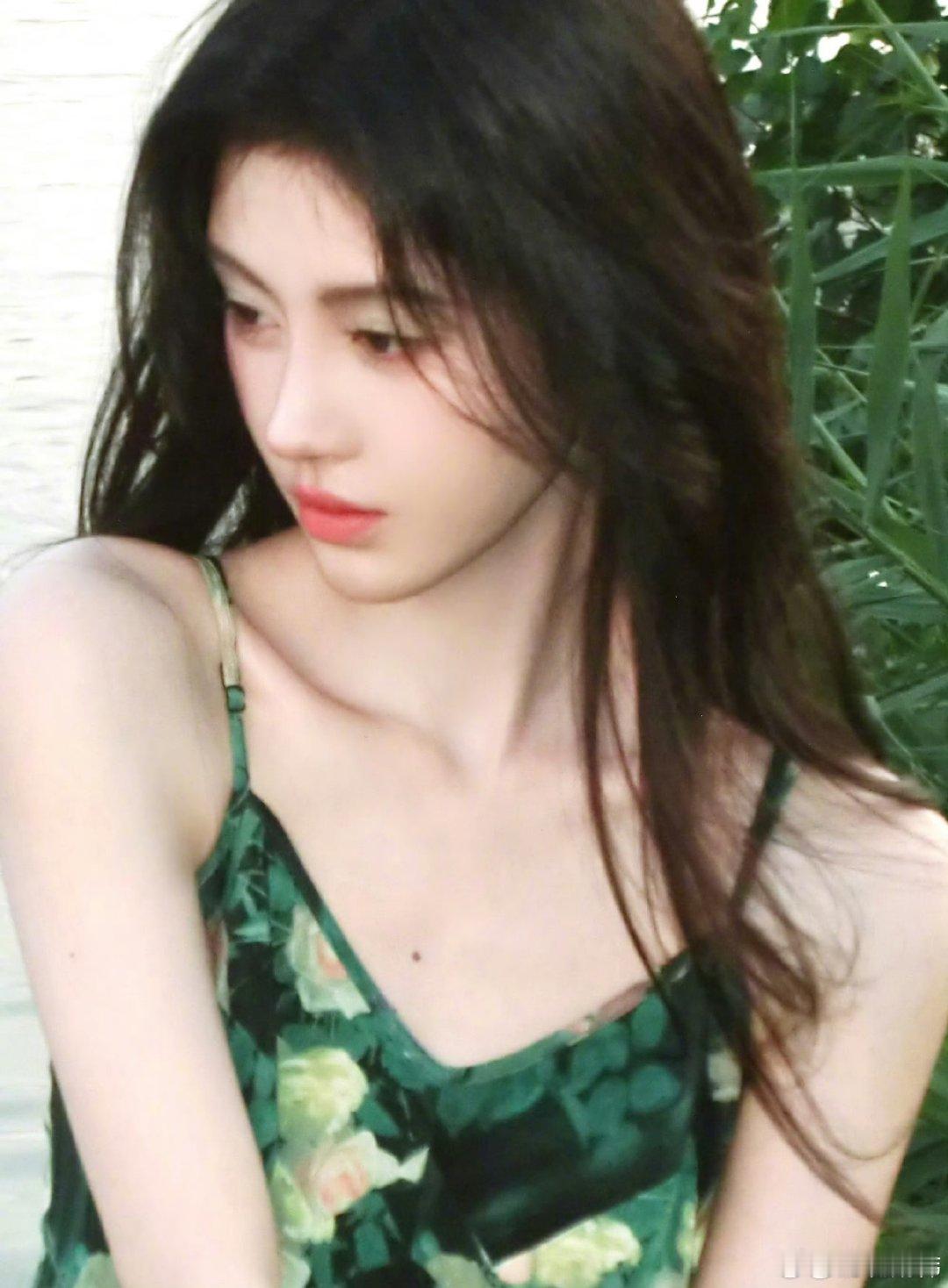 是金子总会发光，而她，早已是闪闪发光的存在！鞠婧祎斐登预热 从时尚杂志封面到高奢