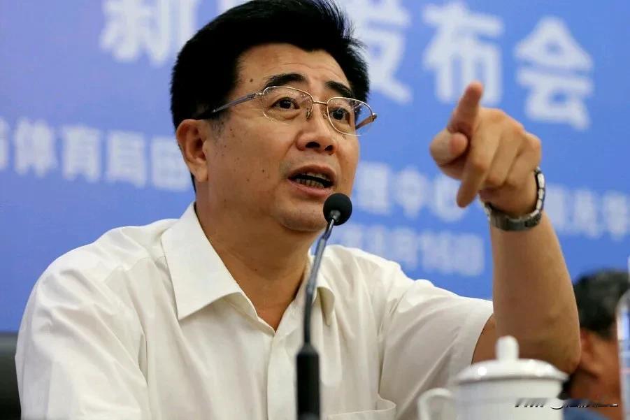 国足对日本，这个新加坡裁判的表现也至关重要。上一轮对阵巴林，约旦的马哈德迈已经圆