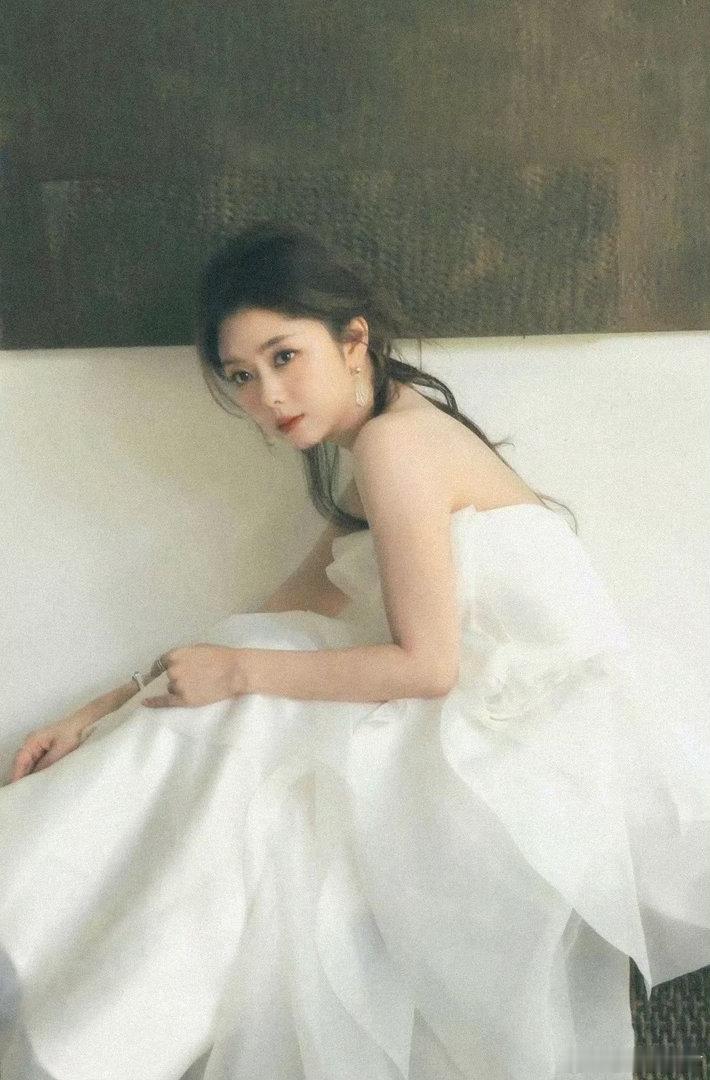 谭松韵今天是大小姐谭松韵今天是千金大小姐 谭松韵今天这造型太绝了！优雅得像从豪门