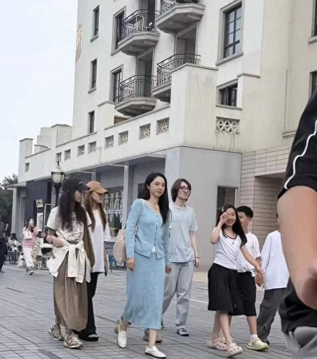 佟丽娅董璇两家阿那亚过中秋小酒窝朵朵同框张维伊也在，关系真铁