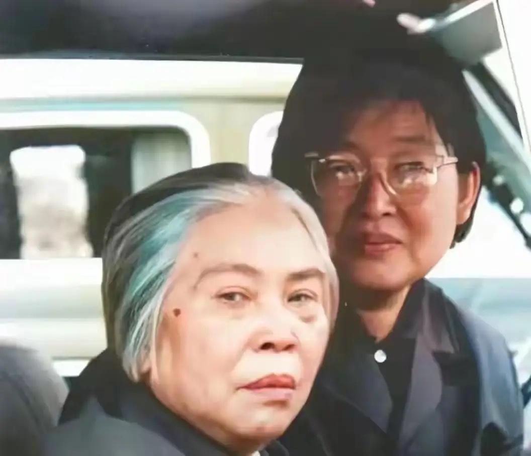 这是70岁的贺子珍和女儿李敏来到毛主席纪念堂时的合影，都看看吧，贺子珍眼圈泛红，