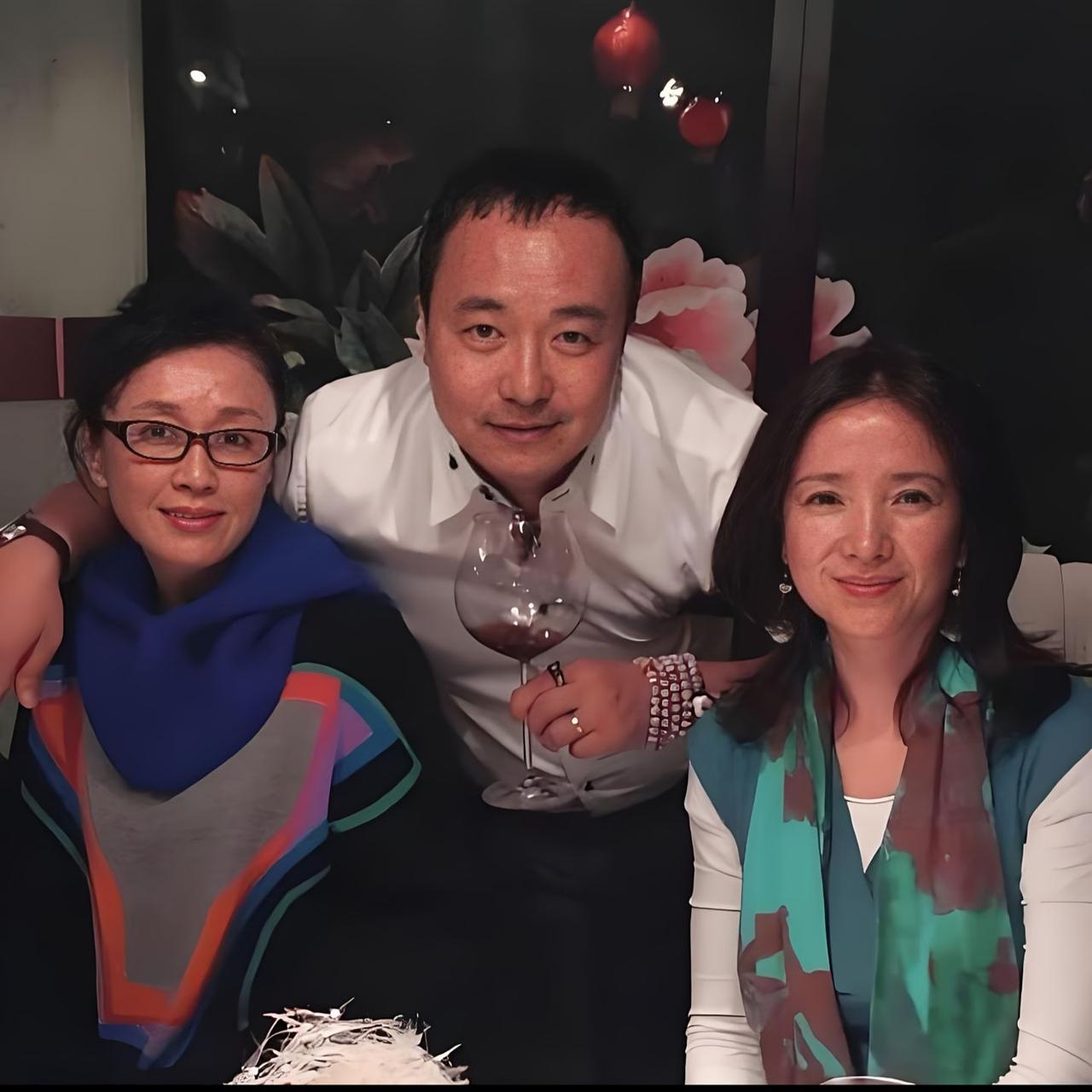 这张罕见的合影，留下了何晴与傅艺伟的青春韶华。戏里她们风华绝代，戏外人生却几经波