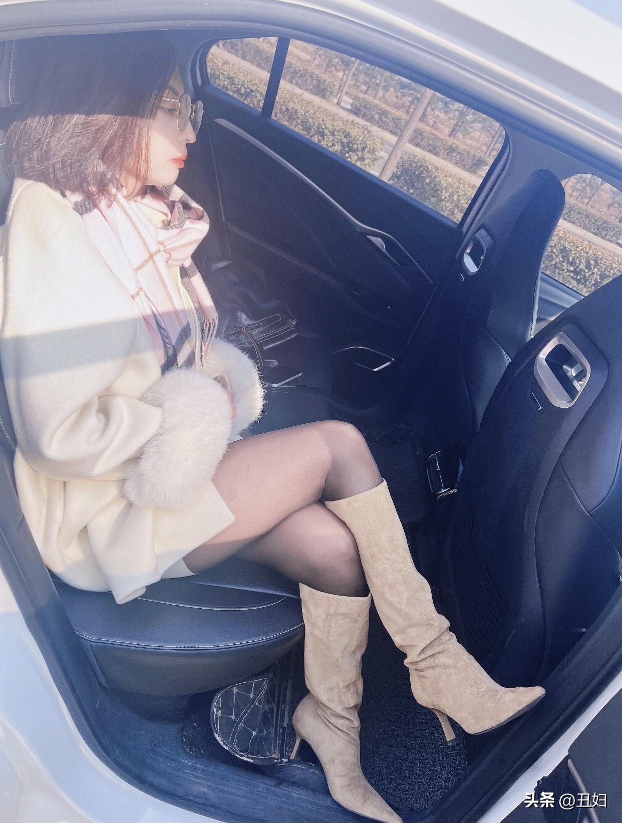 外在，她们衣着简约有品，妆容干净自然，举止大方从容，不靠暴露吸睛，而是以优雅赢得