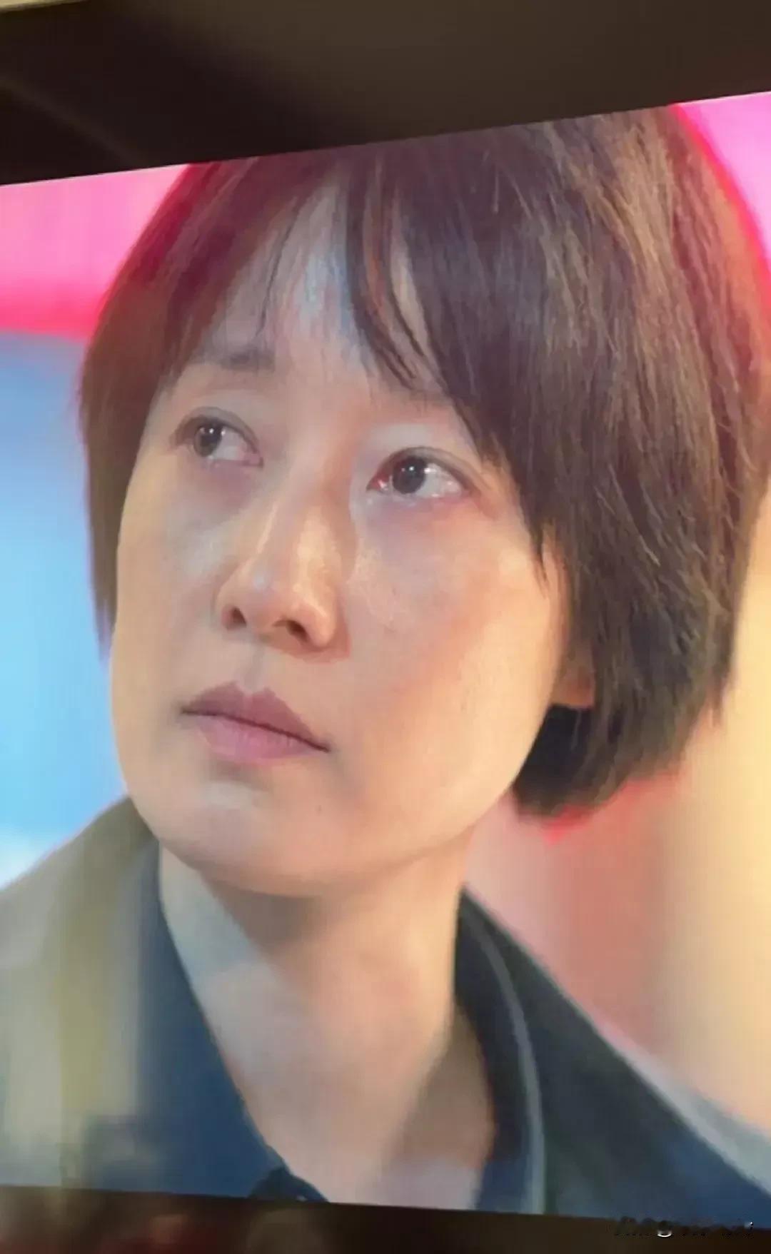 马伊琍双眼无神，一脸呆滞样，难道这就是她理解的女警察？

记得以前梁朝伟说过，他