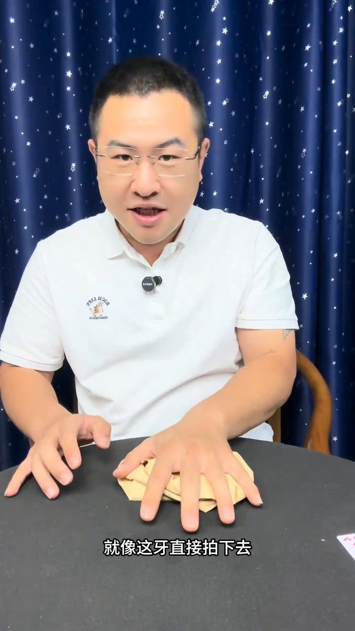 手拍钢钉，揭秘魔术背后真相。
·一个非常锋利的钢钉，把它放到一个木板里边去。
·