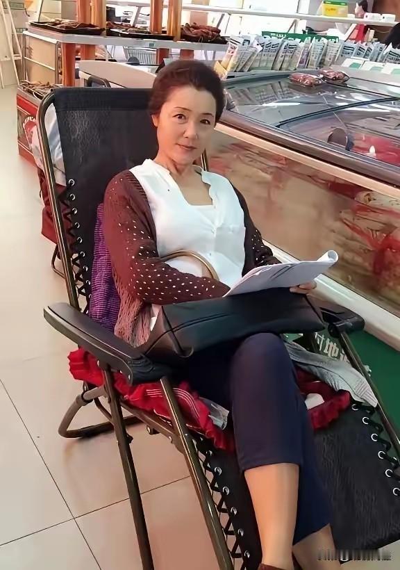 万万没想到！这位老演员如今已经72岁，年轻时长相简直惊艳时光。
 
早年娱乐圈没
