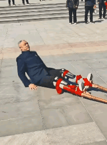 就大爷这两下子，
不得不佩服，
台上十分钟，
台下十年功。[赞]