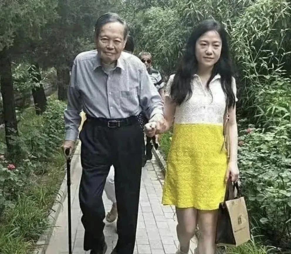 杨振宁和翁帆甜蜜出游，杨振宁100多岁还能活出精彩，真是翁帆的功劳。时间越长，越