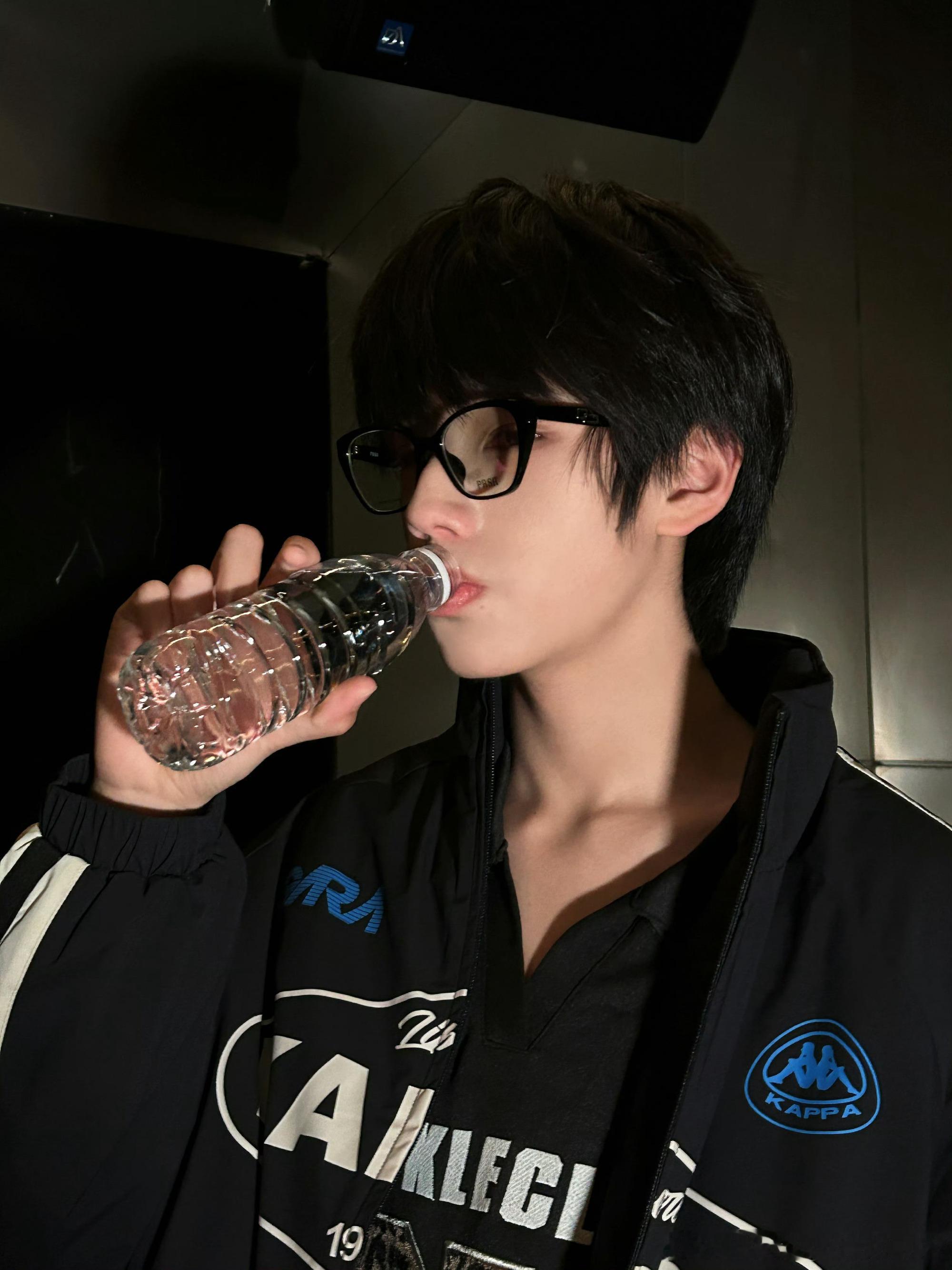 王橹杰眼睛还没好成 ​​​