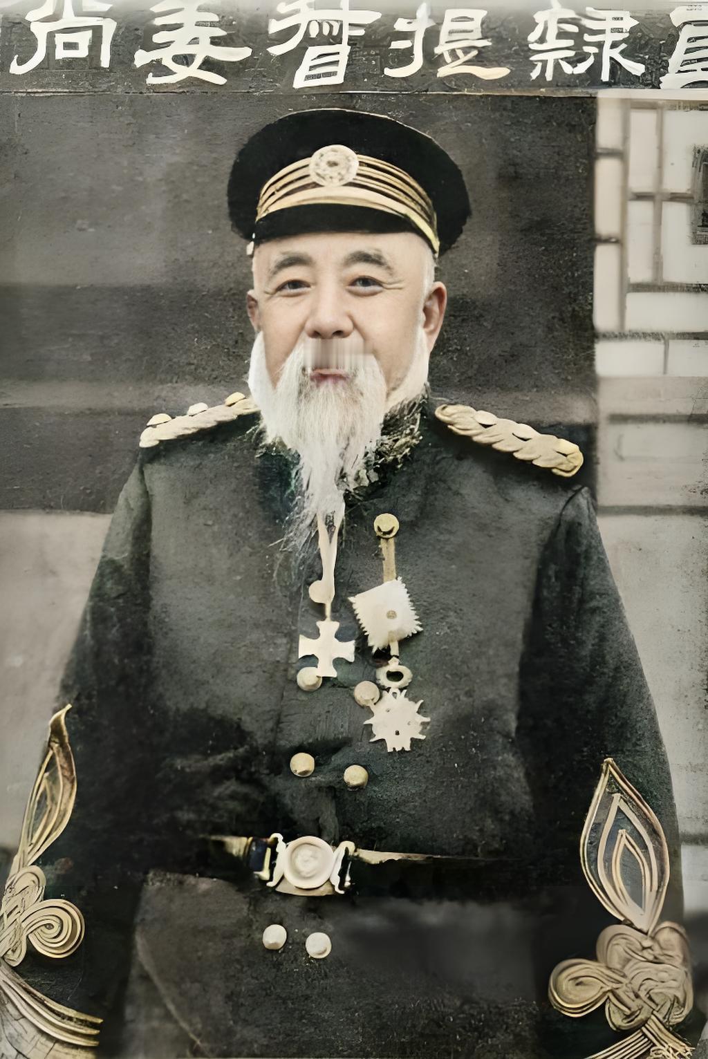 这张老照片里的人物，是清末民初将领姜桂题 。他身着晚清高级武官制服，透着当年的权