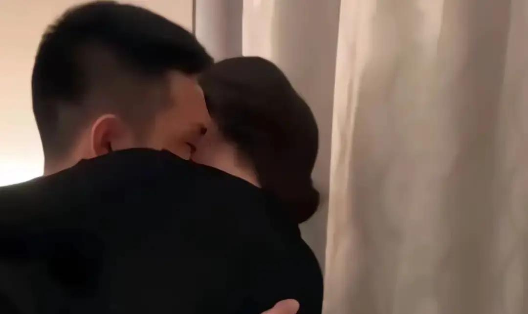 上个月去表姐家，她红着眼把一沓厚厚的房贷催缴单砸在茶几上，指着姐夫那个还在不断亮