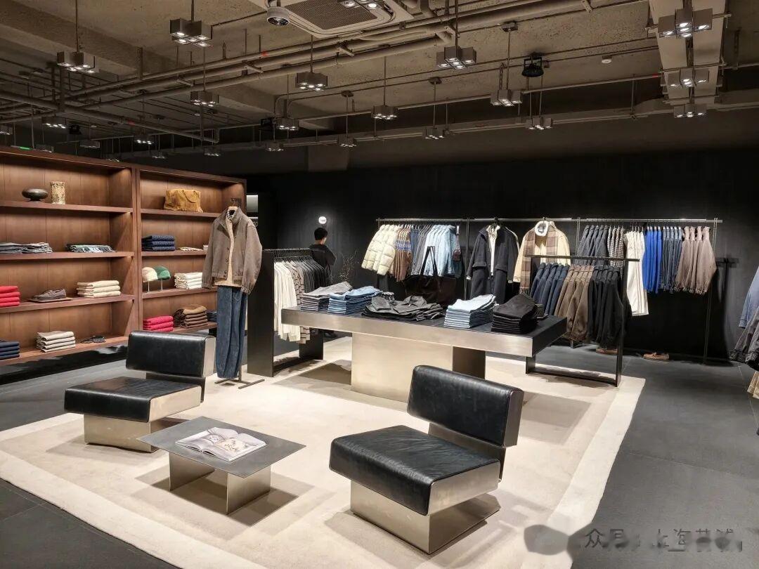 小哥哥小姐姐已经在买买买！这家国际品牌旗舰店焕新，4层楼+中国首发新品，试衣间都藏着美学彩蛋！