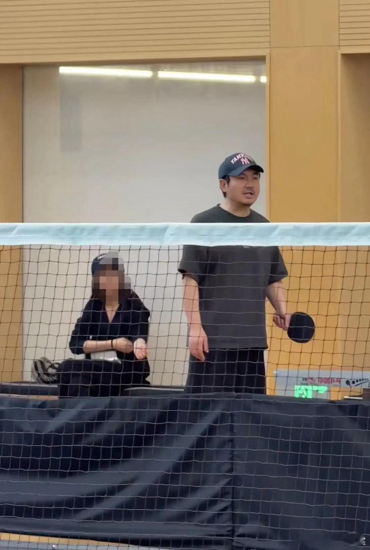 沈腾一家阿那亚度假！陪7岁儿子打乒乓球，王琦180斤啃鸡爪上热搜，百亿影帝穿搭亮
