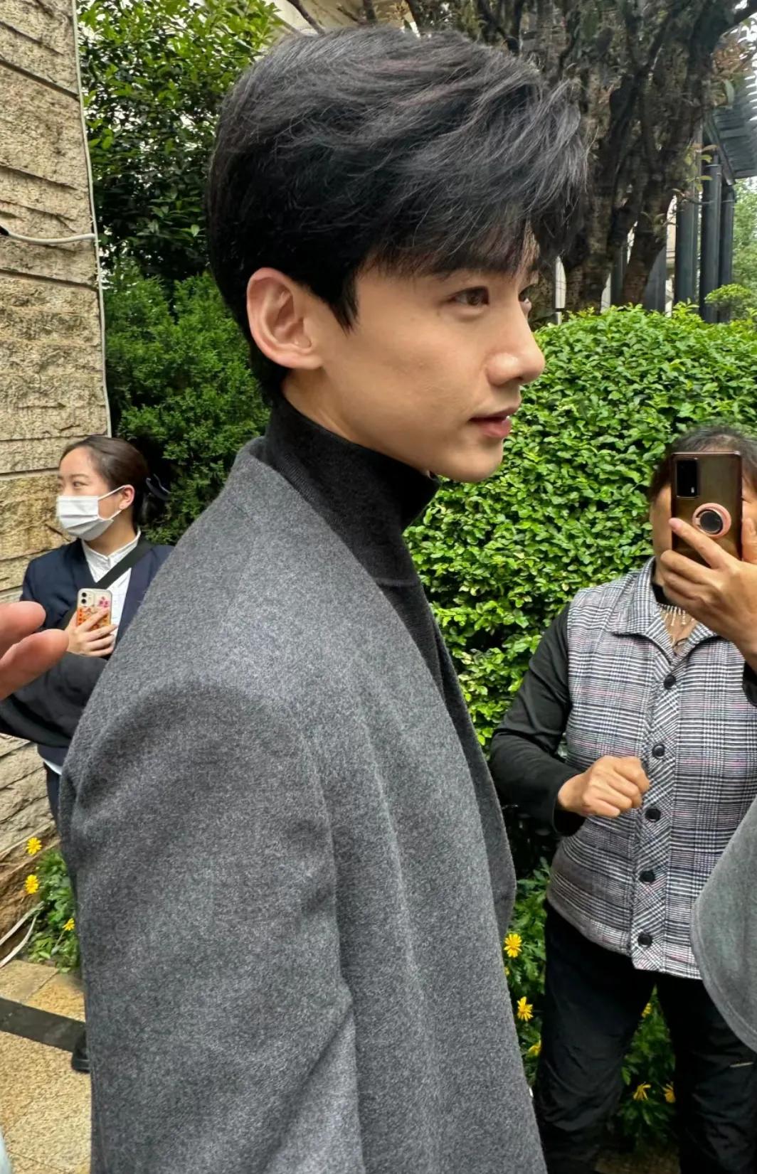 重庆近距离看到了白敬亭和章若楠
他们在拍摄电视剧
近距离的明星皮肤状态太真实了
