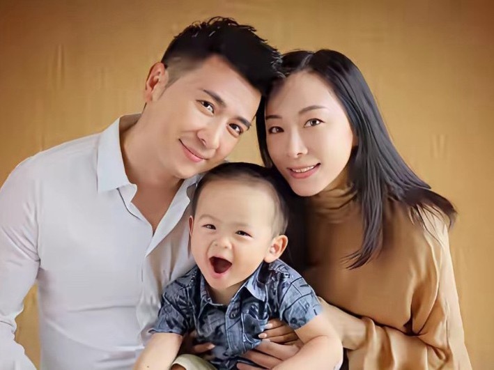 当年保剑锋妻子何伽好婚礼上有点显老，不知咋的，生了娃后的她反而变年轻了，颇有逆生