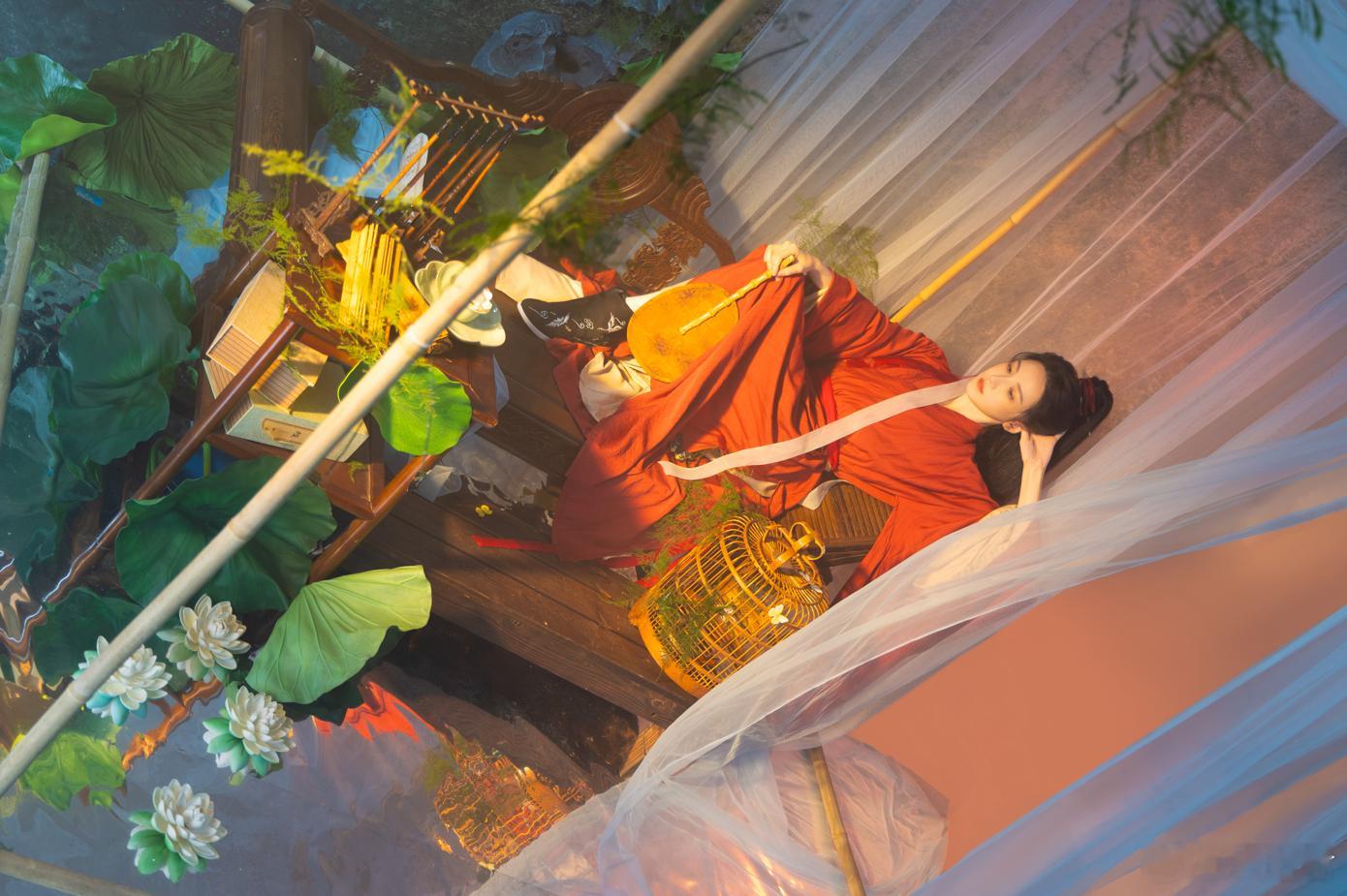 陈小纭身上的诡魅感这组以《放蝶》为灵感的古风写真，陈小纭的表现很自然，男装红衣高