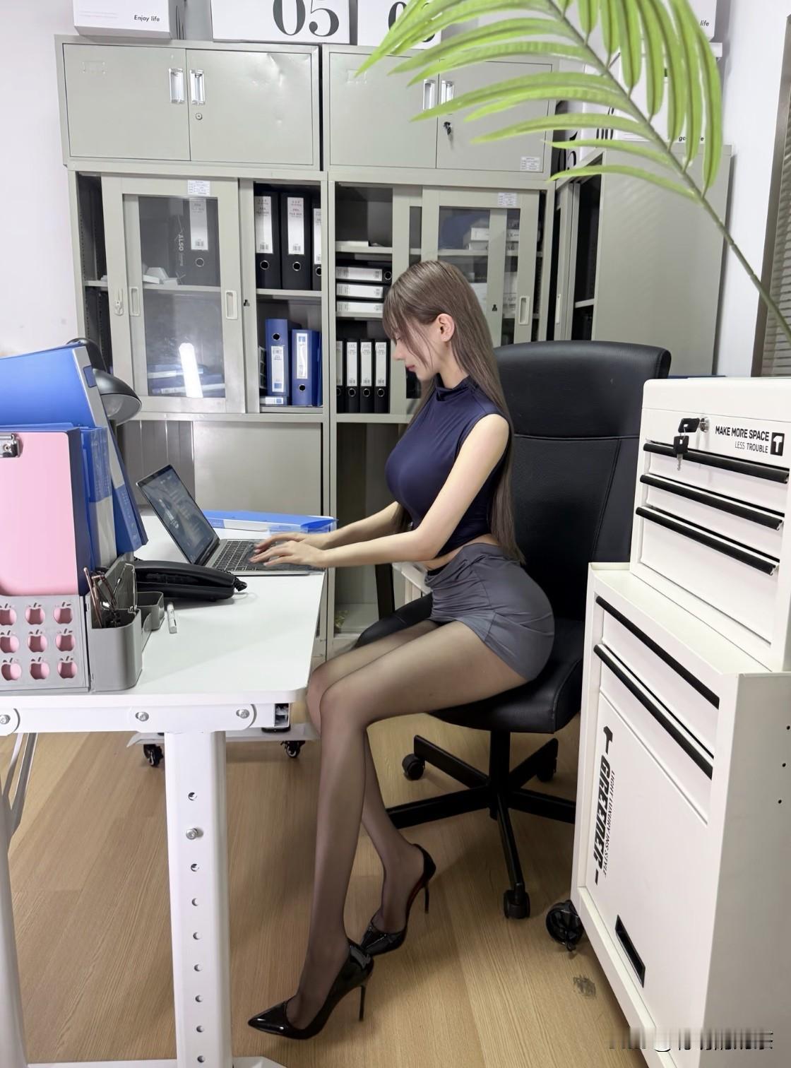 自从办公室来了位女新员工，每天来我办公室的男同事越来越多！
