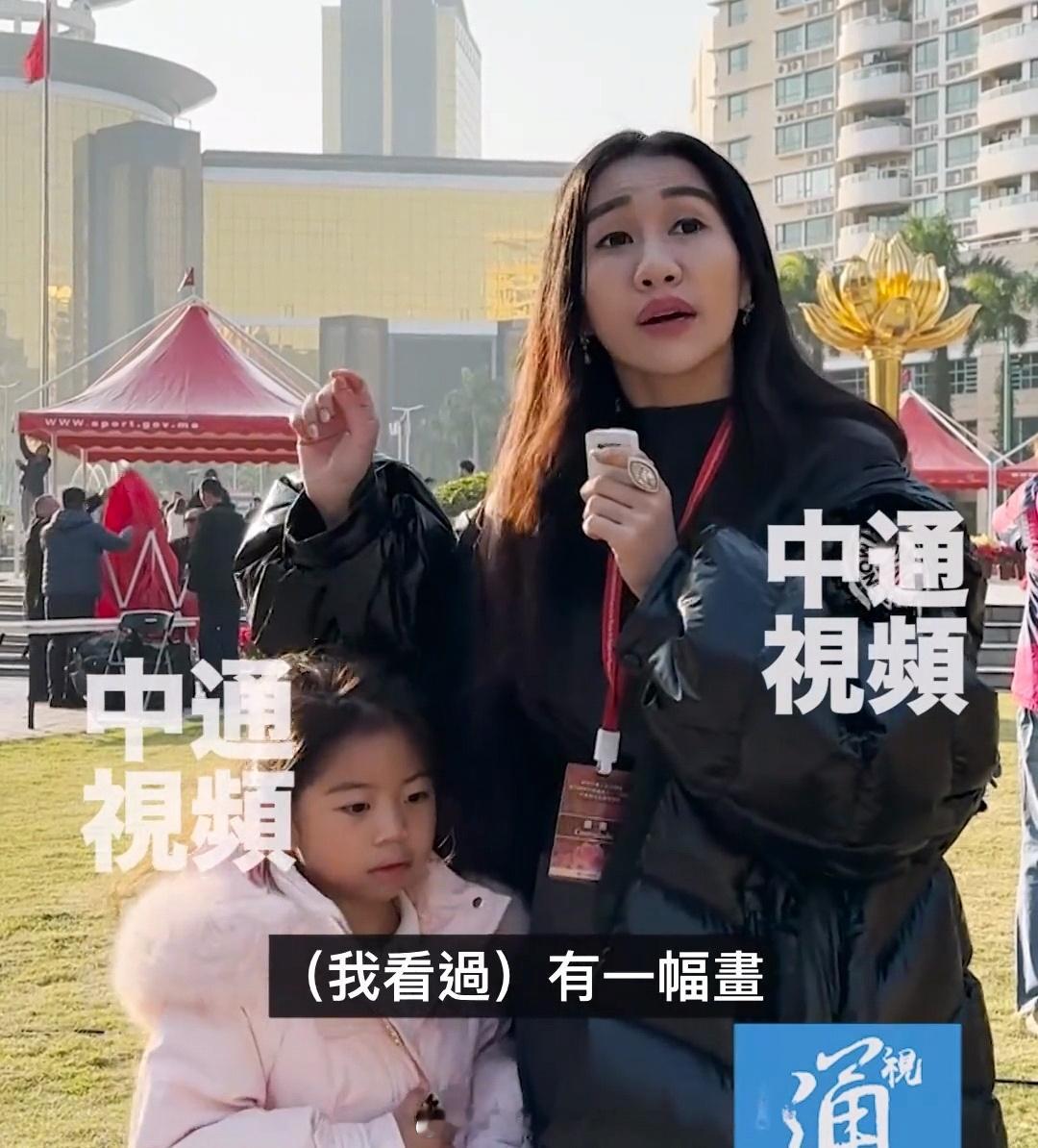 何超盈带6岁女儿参加升旗礼  何超盈女儿6岁近照  可爱！ 