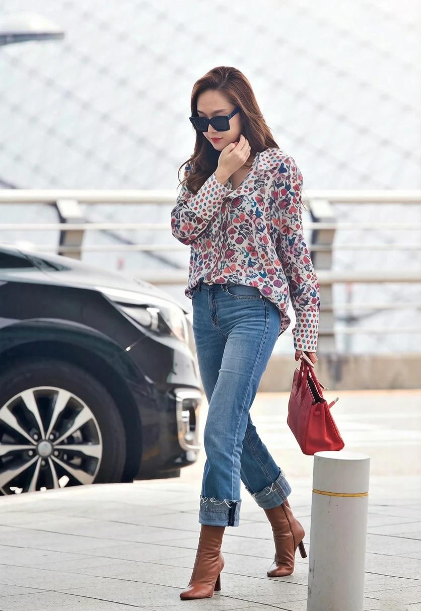 郑秀妍 永远走在时尚前沿的卡皇 谁能想到是16年的私服啊
郑秀妍 jessica