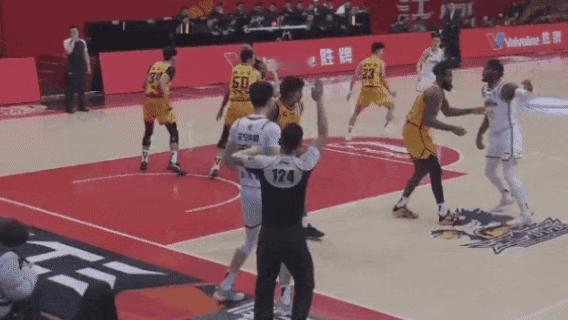 张镇麟连线奥利弗，这空接够炸。江苏男篮vs辽宁男篮 ​​​