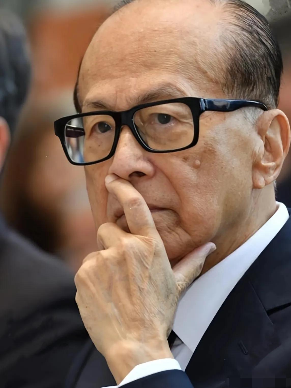 在香港长实集团泼油漆属于爱国吗？
一个49岁的男的去香港想找李嘉诚，保安不让见，