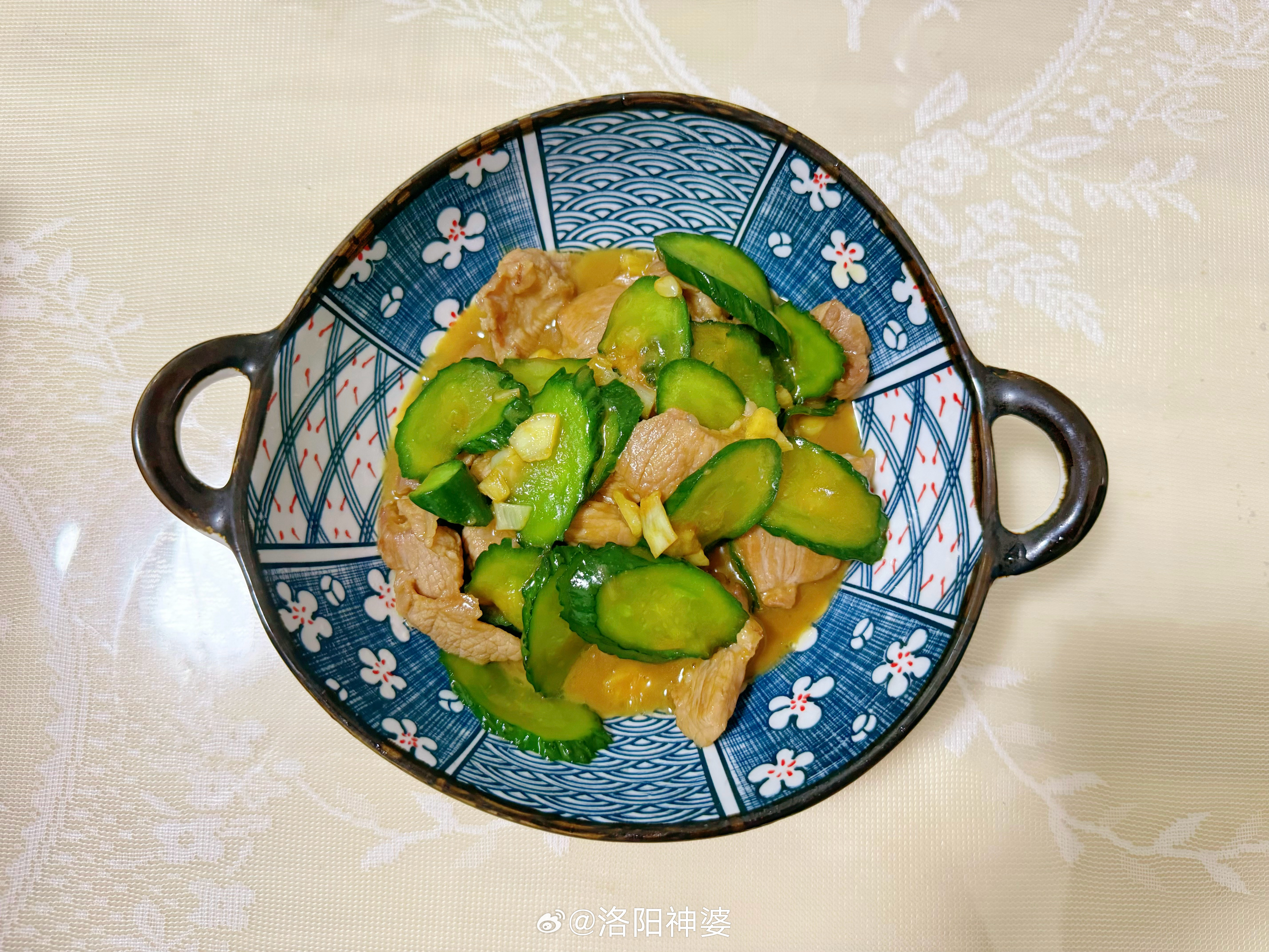 噗，本来想买即食的小黄瓜🥒，买错了炒菜用的那只能拌肉炒了哦🙄 