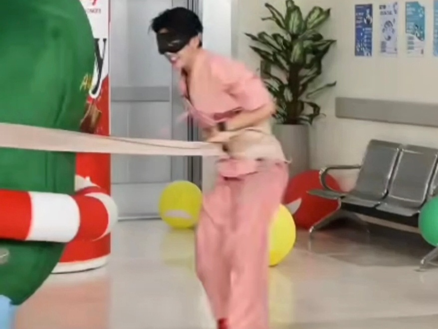 谁懂啊？就想看这把细腰被绳子一层层的缠住又被一下子甩出去，四搭来一个嘭嘭儿哥用乡