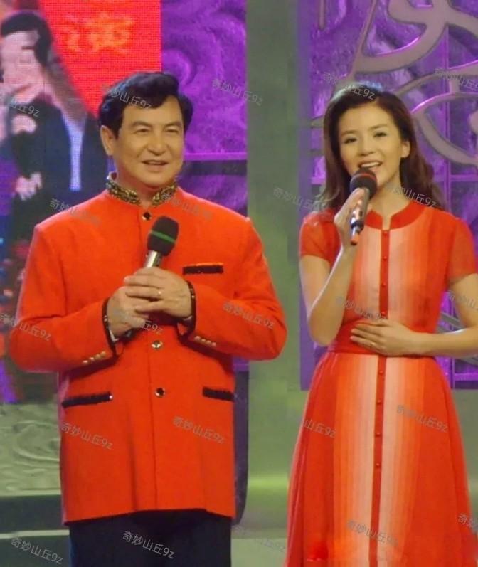 还记得那个满脸笑容、鹰钩鼻子的演员吗？他以前超火的，跟高秀敏搭档，一说话就让人笑