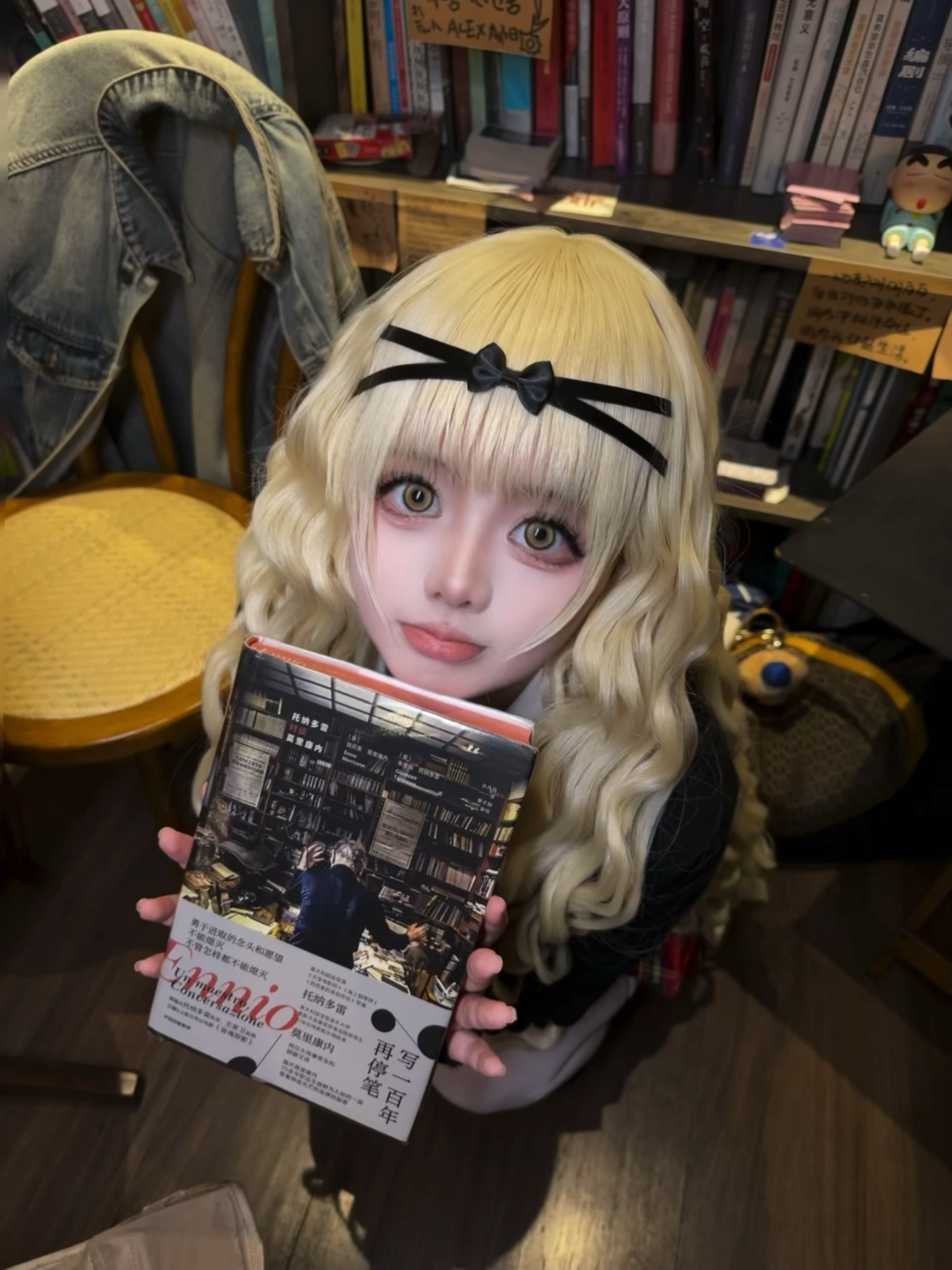 拍p2把身份证拍没了…在等高铁一时兴起想拍个璃茉的经典蹲姿 把东西放地上就是一顿