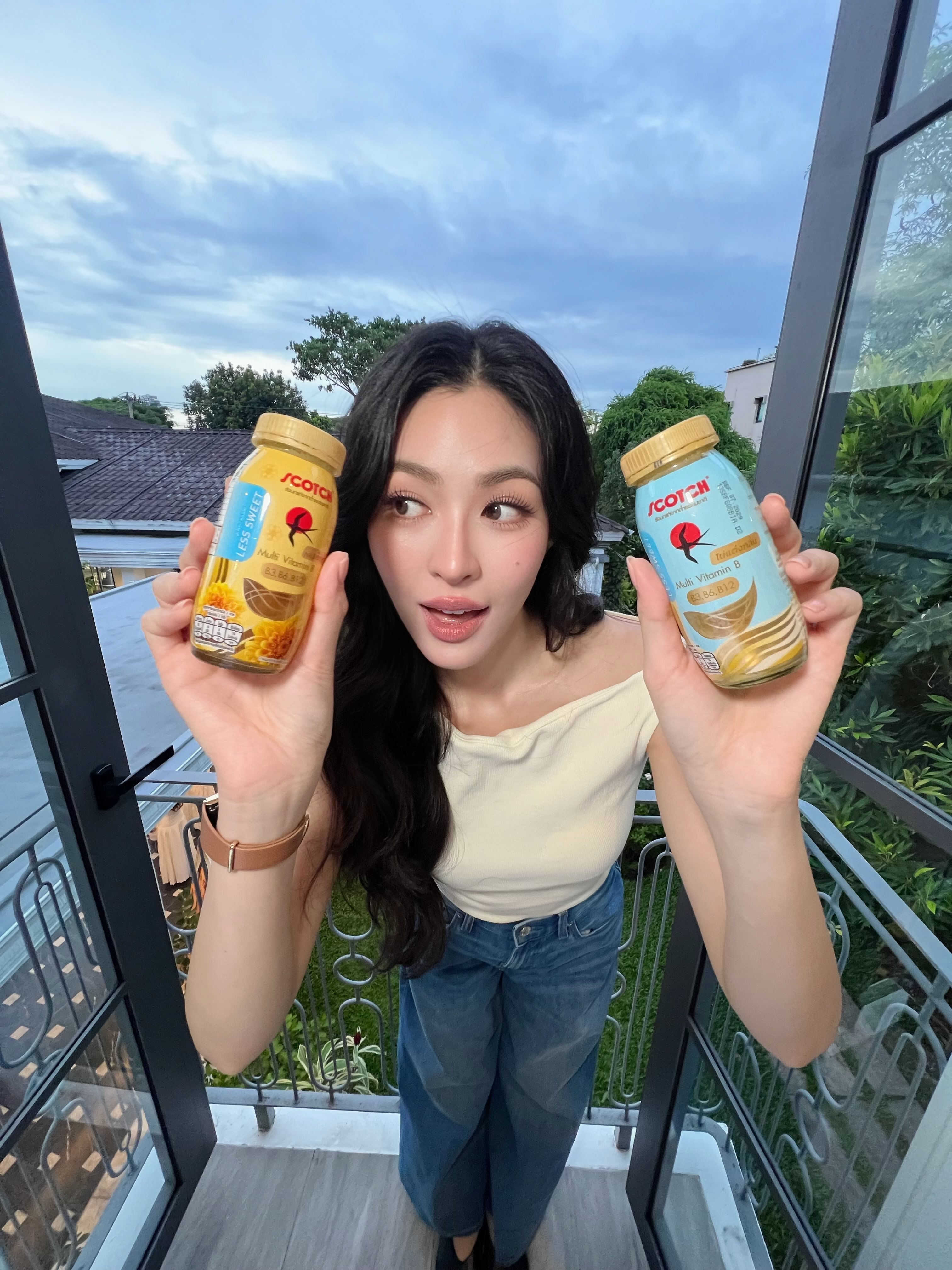 邝玲玲ig更新「💛🩵」超级可爱，这一套拍的好看。邝玲玲全球最美女性第一名 ·