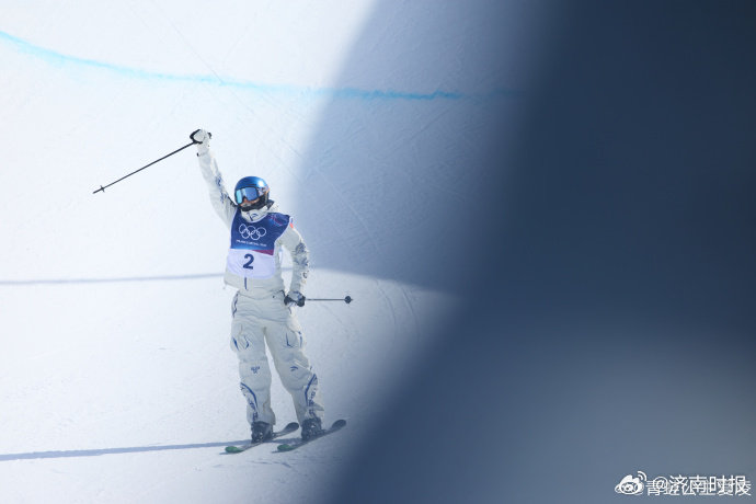 【#谷爱凌说为了奶奶#】#谷爱凌晒和奶奶拥抱合照# 2月22日，米兰冬奥会，谷爱