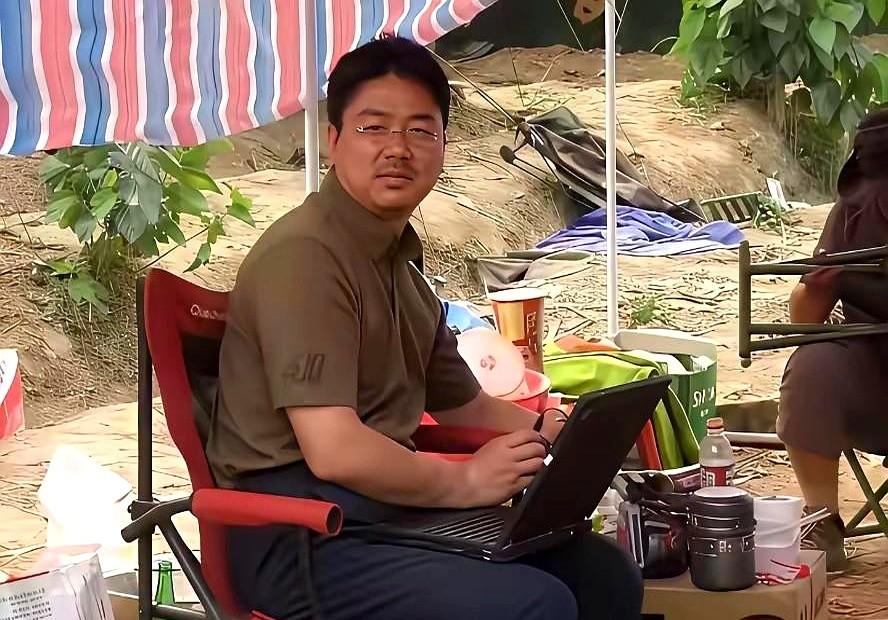 在汶川大地震中的刘强东，与现在判若两人。
他看到那片废墟，就把自己攒的所有钱都拿