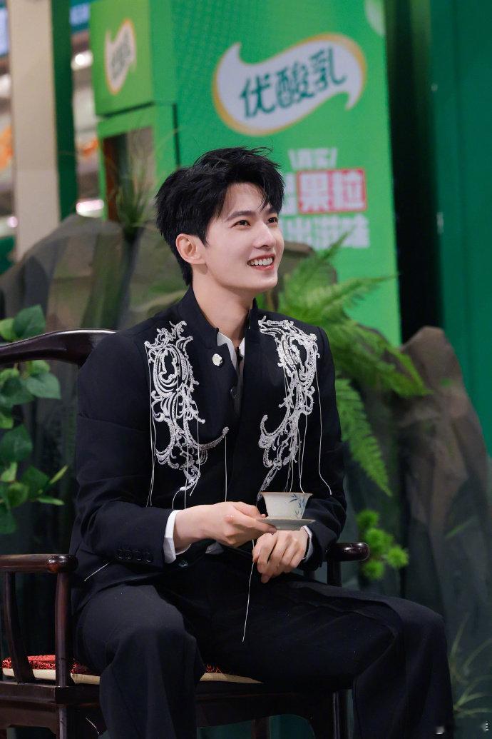 杨洋[超话]杨洋抱了抱丁程鑫谁能不被杨洋和丁程鑫的友情所打动？反正我是彻底沦陷了