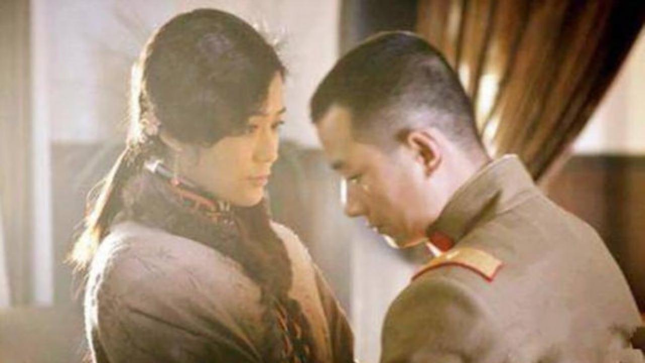 1922年，奉天城里的少帅张学良，同时拥有两个女人。 
 
一个是正室于凤至，知