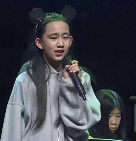 基因太强！黄磊二女儿颜值刷屏，被称作长发版年轻黄磊
