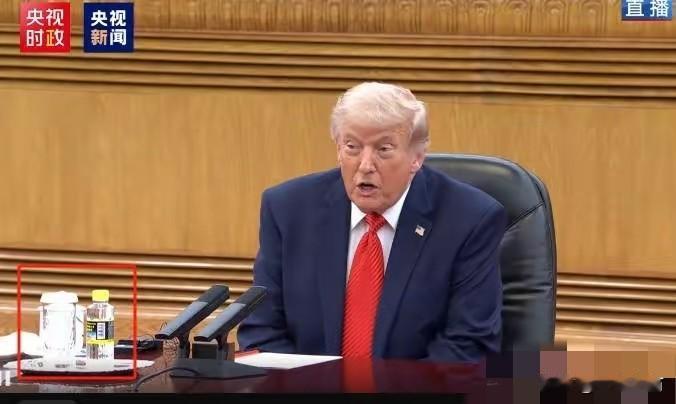 哪位同学把手放桌子上啊，不要在桌下搞小动作哦，要安心听课哦！

这样学习才会进步