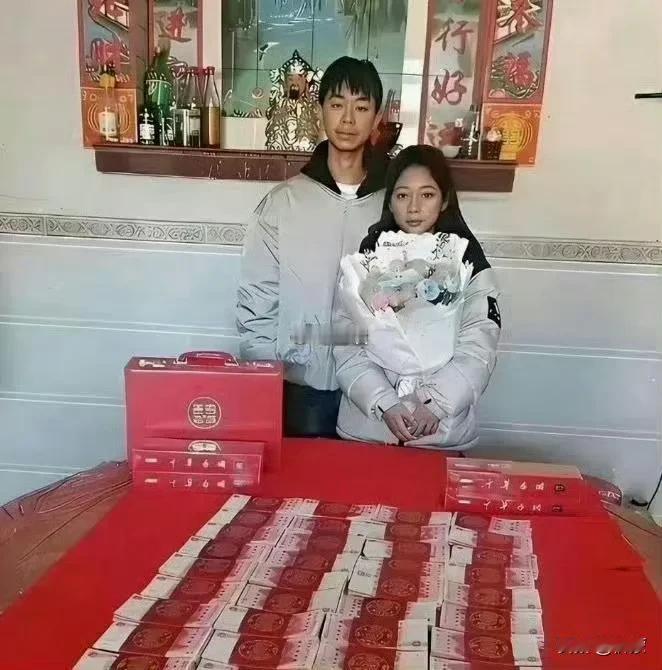订婚VS订婚？
相爱VS不爱？
你能看出什么吗？