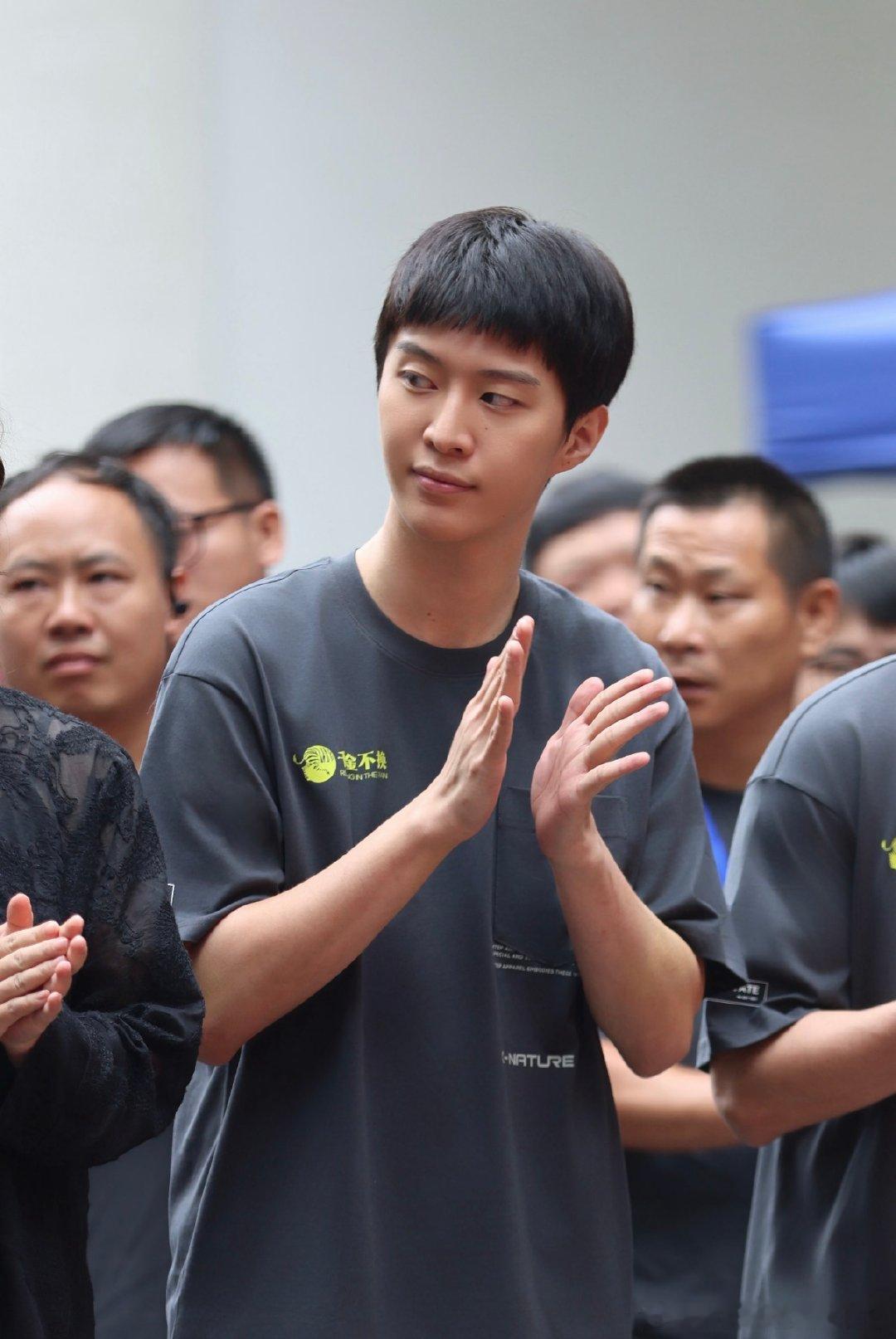 何老师认证范丞丞演技 你好星期六 范丞丞随《千金不换》剧组做客好六街，何老师主动