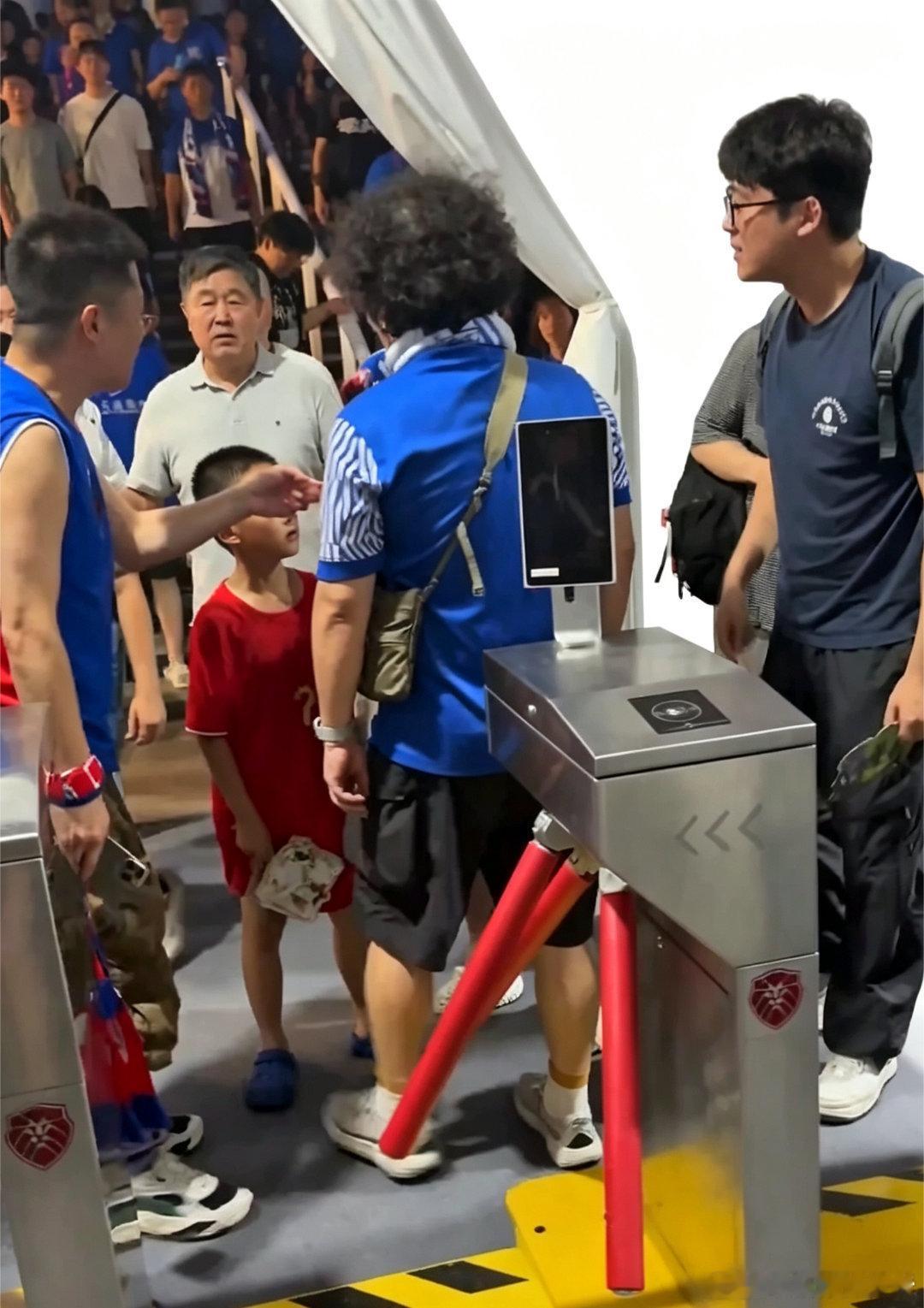 赛后冲突引热议！申花球迷输球后围堵身穿武磊7号国足球衣小球迷，武磊官博发文寻人武