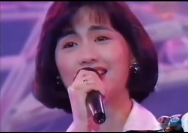 蔡幸娟，1966年生于台湾台南，老一辈的流行音乐歌手，歌声甜美，漂亮温柔，端庄大