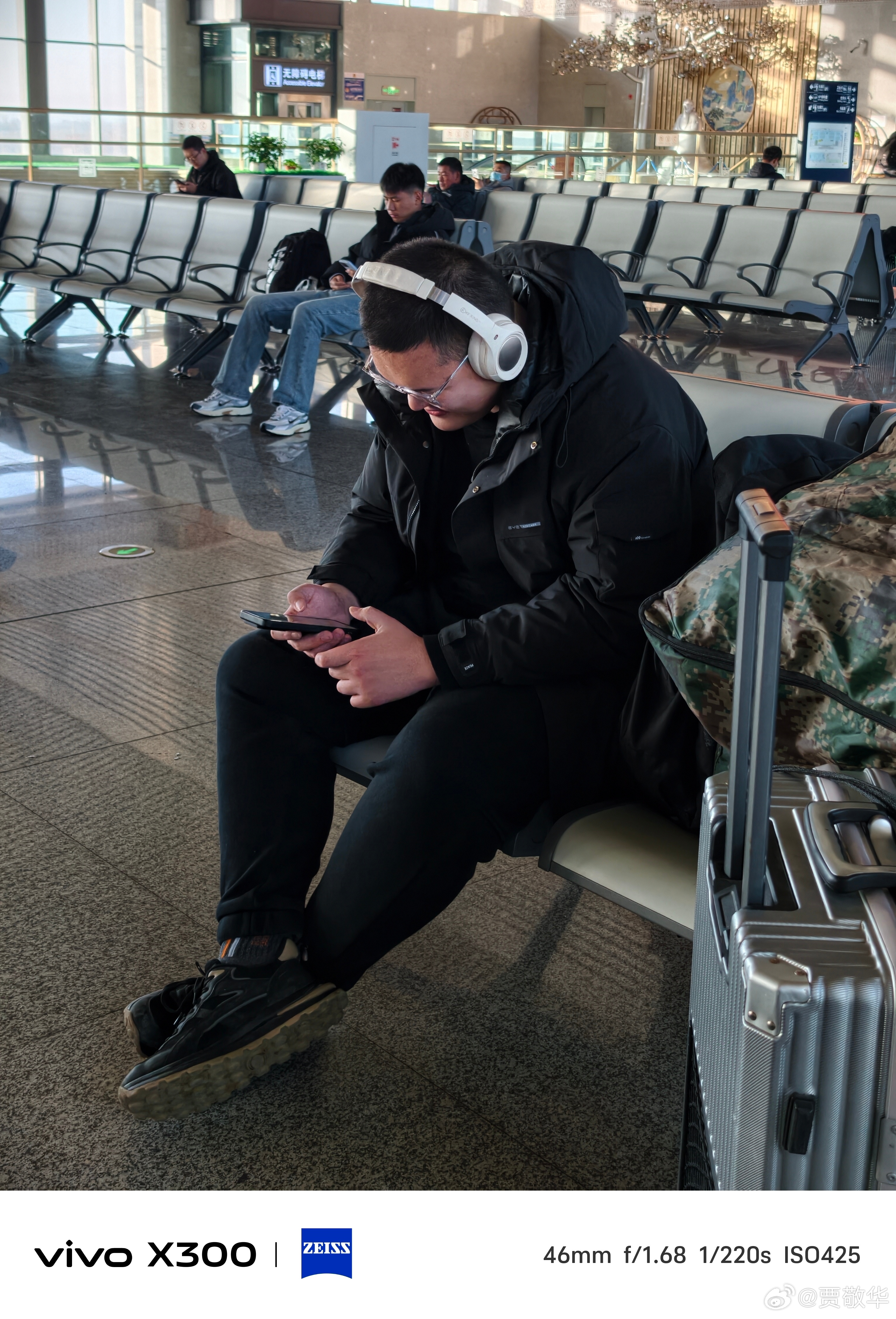 高铁站遇到一位用头戴式耳机的小哥哥，冬天出门戴这样的耳机太友好了，号称保暖神器。