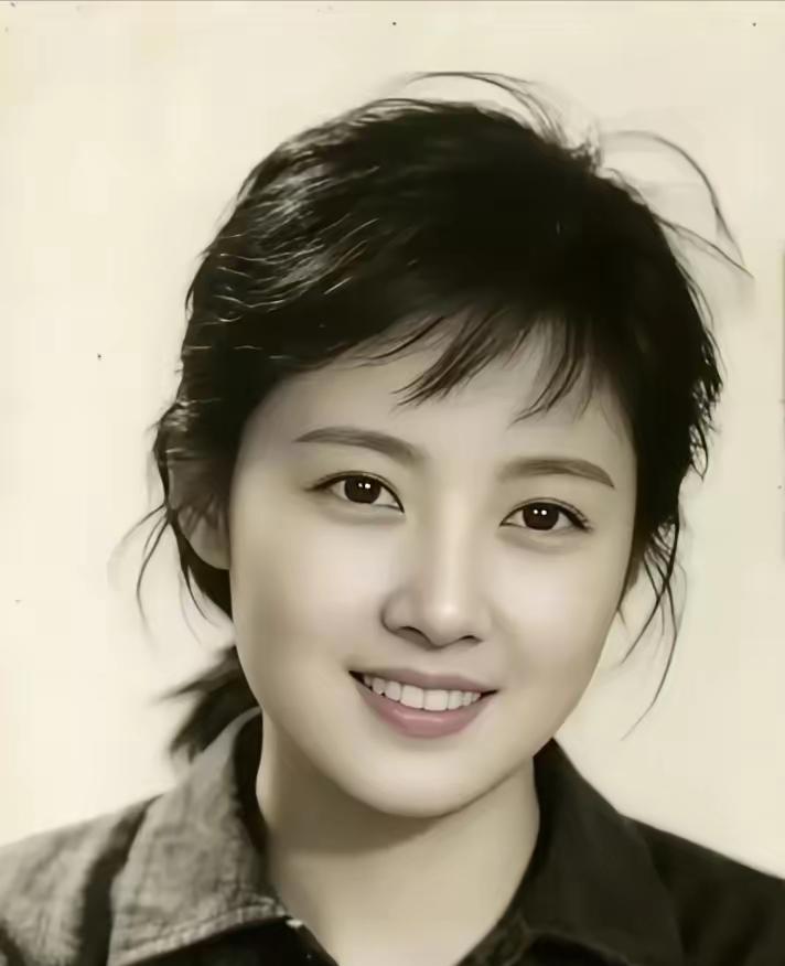 把一个素人女孩P到林青霞旁边，是一种公开处刑。
不是颜值羞辱。
是维度碾压。
普