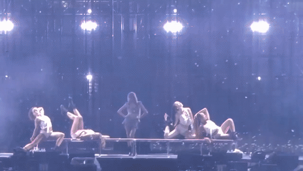 Lisa大屏 BLACKPINK演唱会，Lisa大屏太美了[舔屏]状态莎疯了啊！