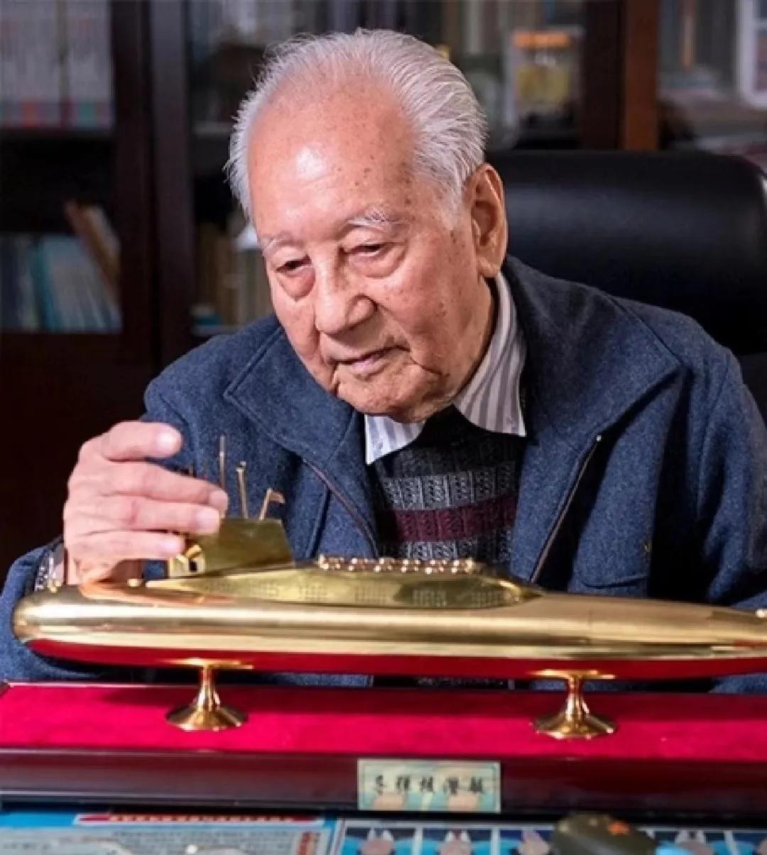 黄旭华，男，汉族，中共党员，1926年3月生，广东揭阳人，中国船舶重工集团719