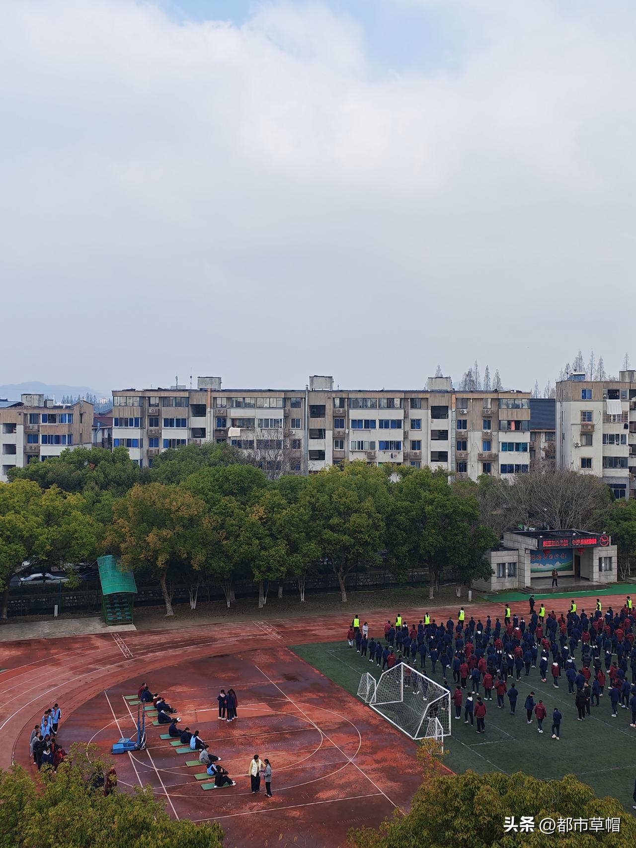 体育课、户外活动现在是越来越重视了！学期结束的时候，音乐、美术、劳动、信息课提前