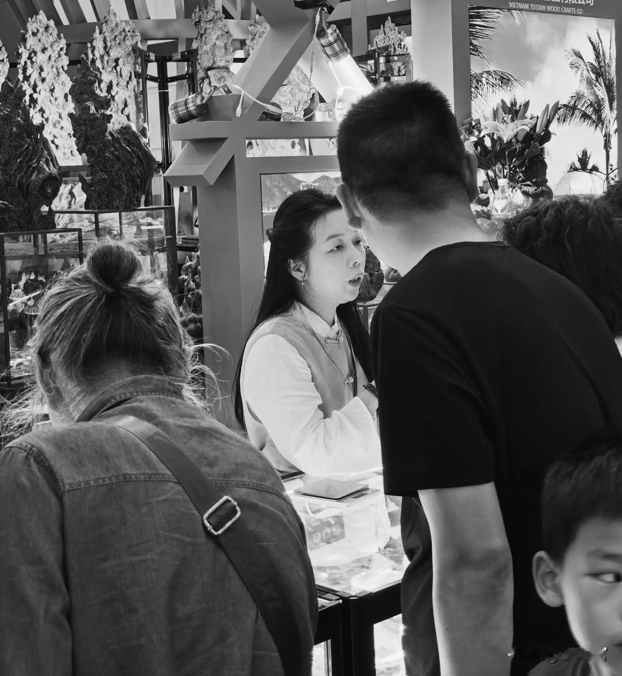展柜内外产生的共鸣
展柜里摆放着整整齐齐的镂空雕件，吸引着人们驻足好奇。
其实文