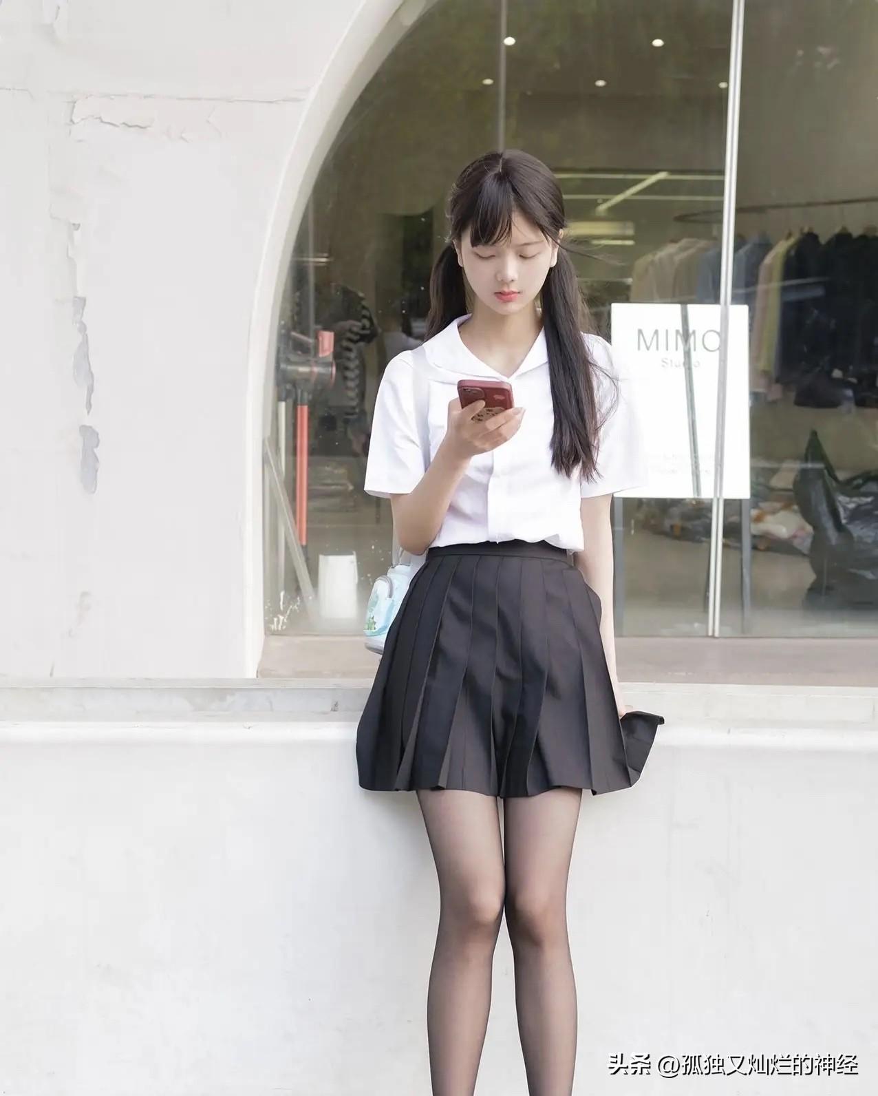 清新脱俗的女孩子是什么样子的呀文雅大方，清新自然，可爱又俏皮！