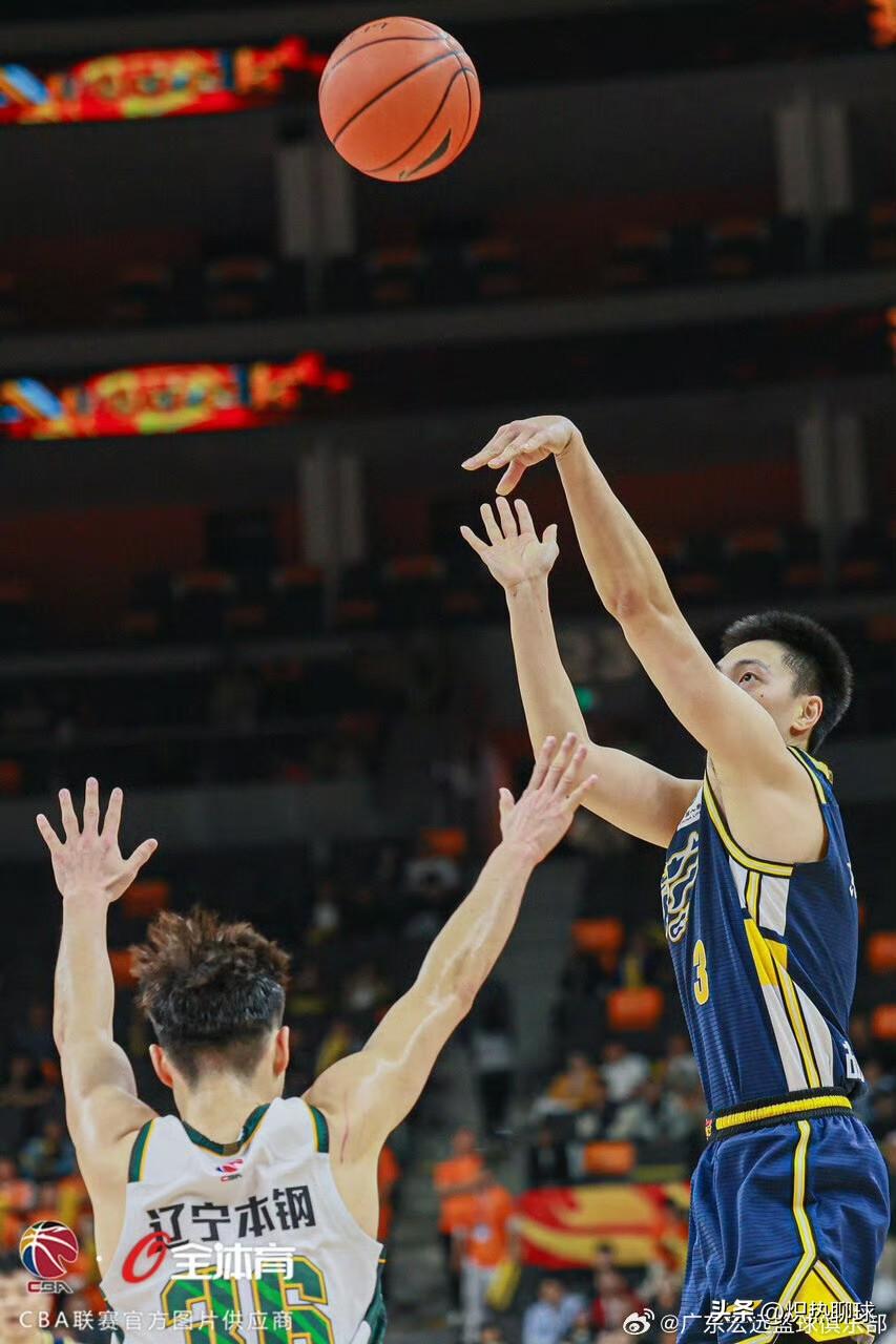 广东宏远跟队记者关辛也不知道杜锋什么时候能够改变，面对大比分输给辽宁队这场比赛，