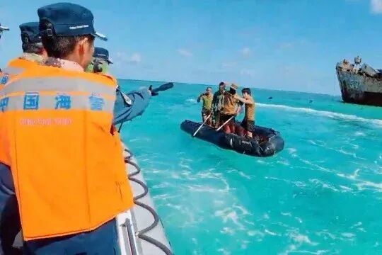 菲律宾在仁爱礁上演碰瓷闹剧，橡皮艇冲撞中国海警，长棍划桨轮番上阵，一套恶意攻击加